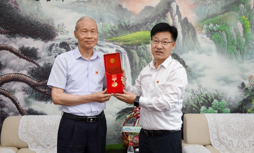 ������д����� ��������ů����---������ί���Ҷ��������һ��̽��ο�ʿ�ʱ������ҳ��¼���¡������ڵ�50�ꡱ�ϵ�Ա��ɽ��